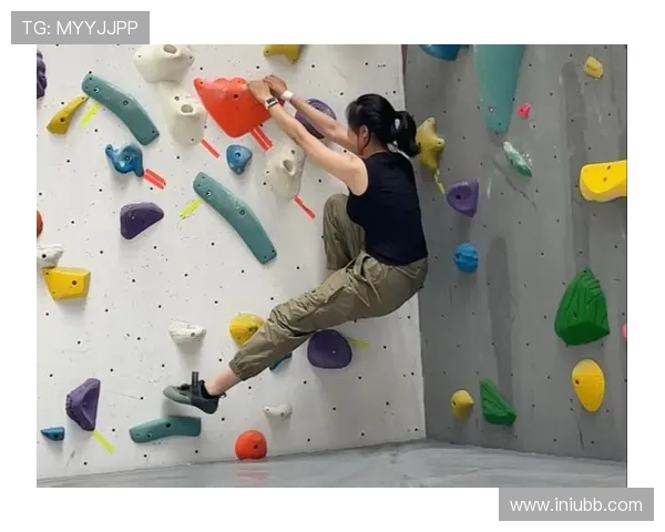 重庆攀岩队与南京攀岩队赛后复盘分析团队协作的成功与不足之处